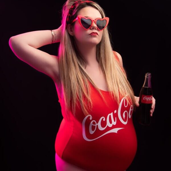 photo d'une femme enceinte en maillot coca-cola