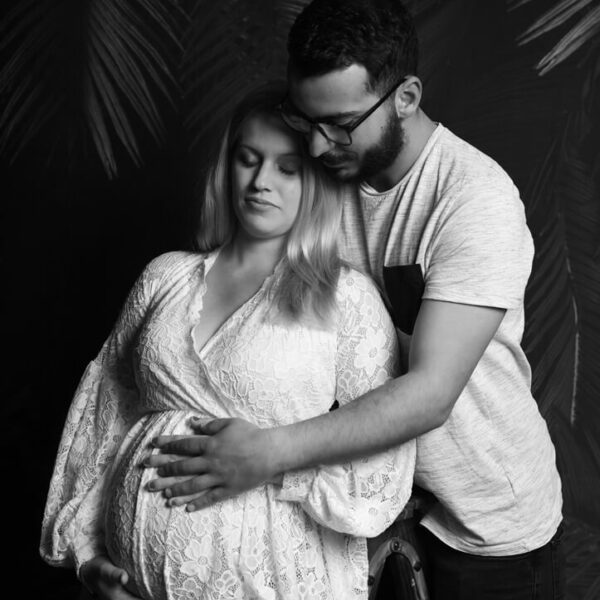 photo noir et blanc d'un couple, femme enceinte