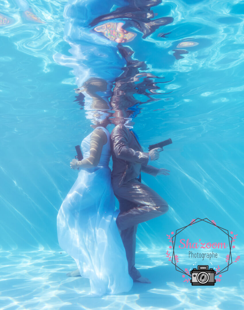 couple de mariés pris en photo sous l'eau dans une piscine